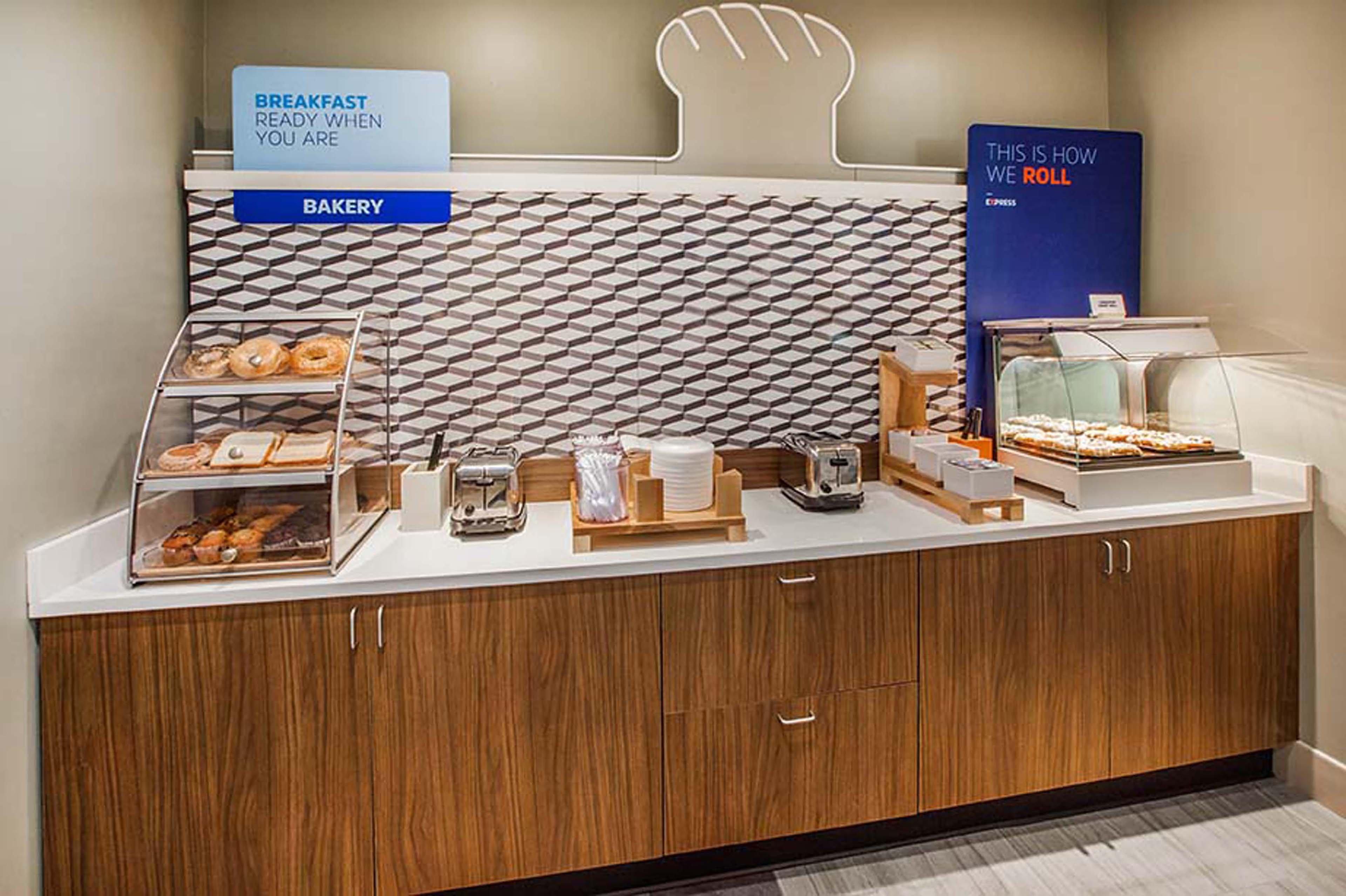 Holiday Inn Express Hanover By Ihg Exterior photo