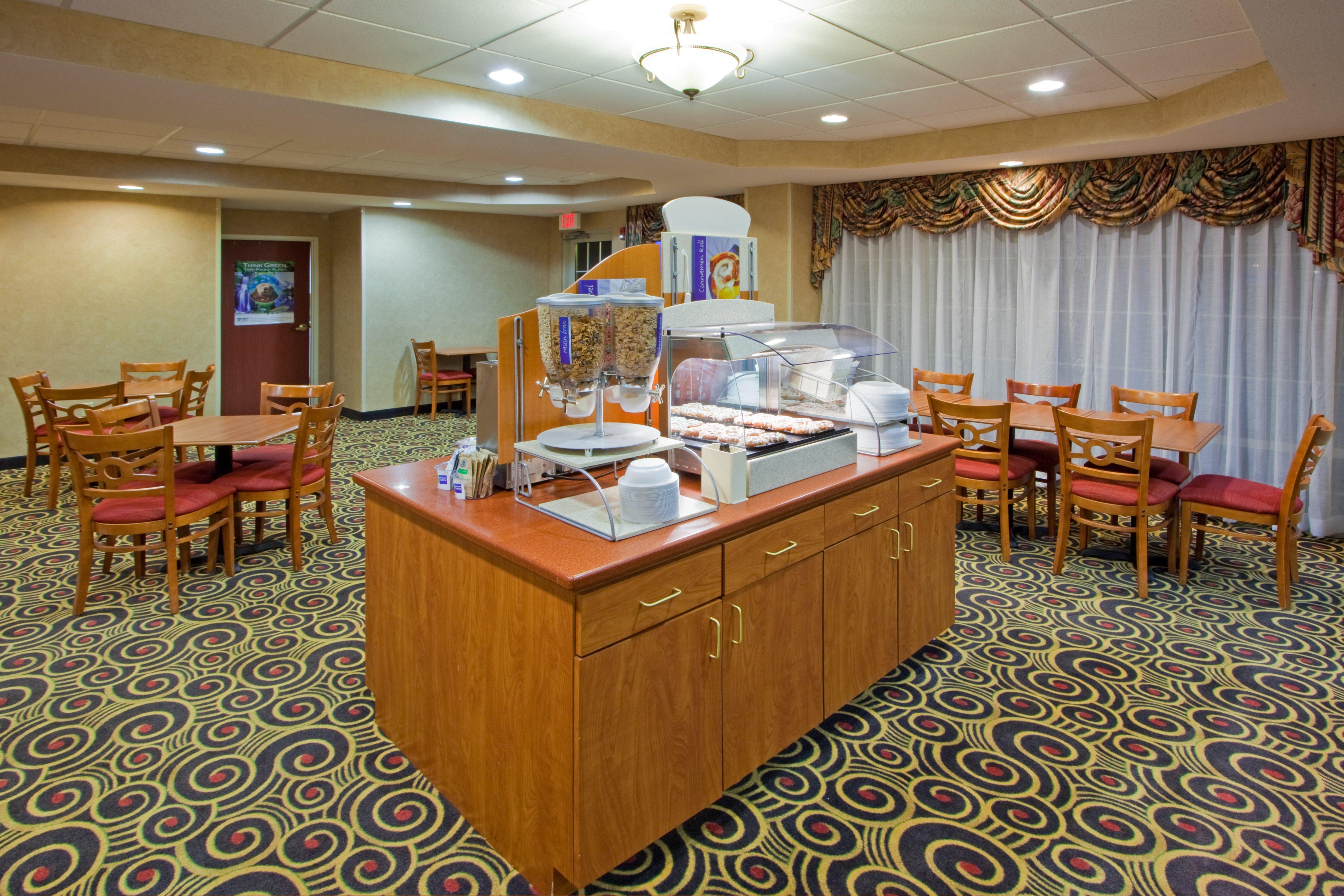 Holiday Inn Express Hanover By Ihg Exterior photo